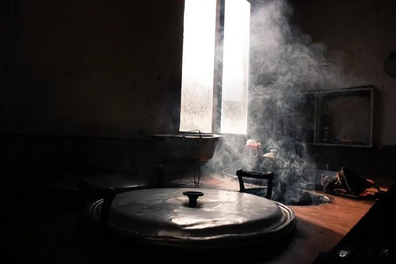 地锅做出的饭
其实是非常好吃的
现在这种老式地锅
农村中用的还有
烧火时，需要拉