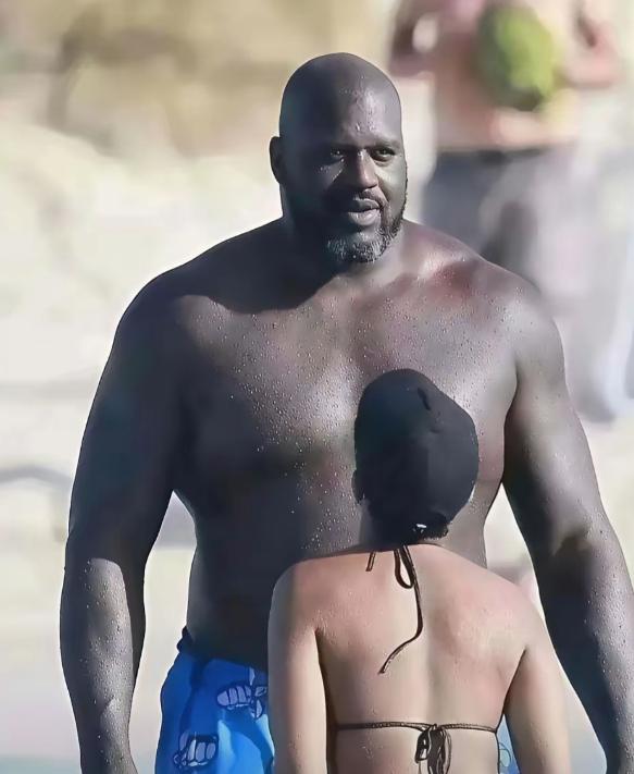 奥尼尔的首任妻子香妮，是位一米六的记者。采访时她和奥尼尔起了冲突，遭到对方推搡。