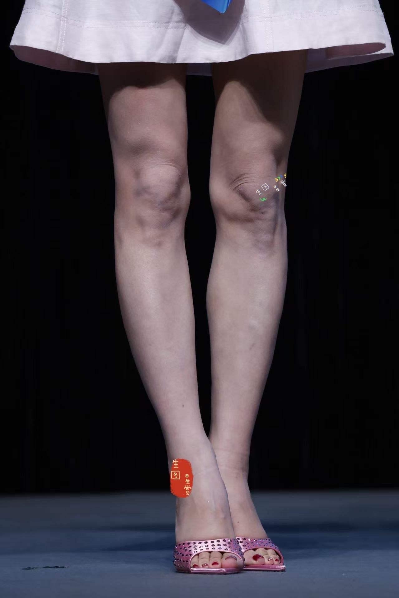 张萌今日香港发布会生图直出萌姐的腿腿线条感好优越冰湖重生