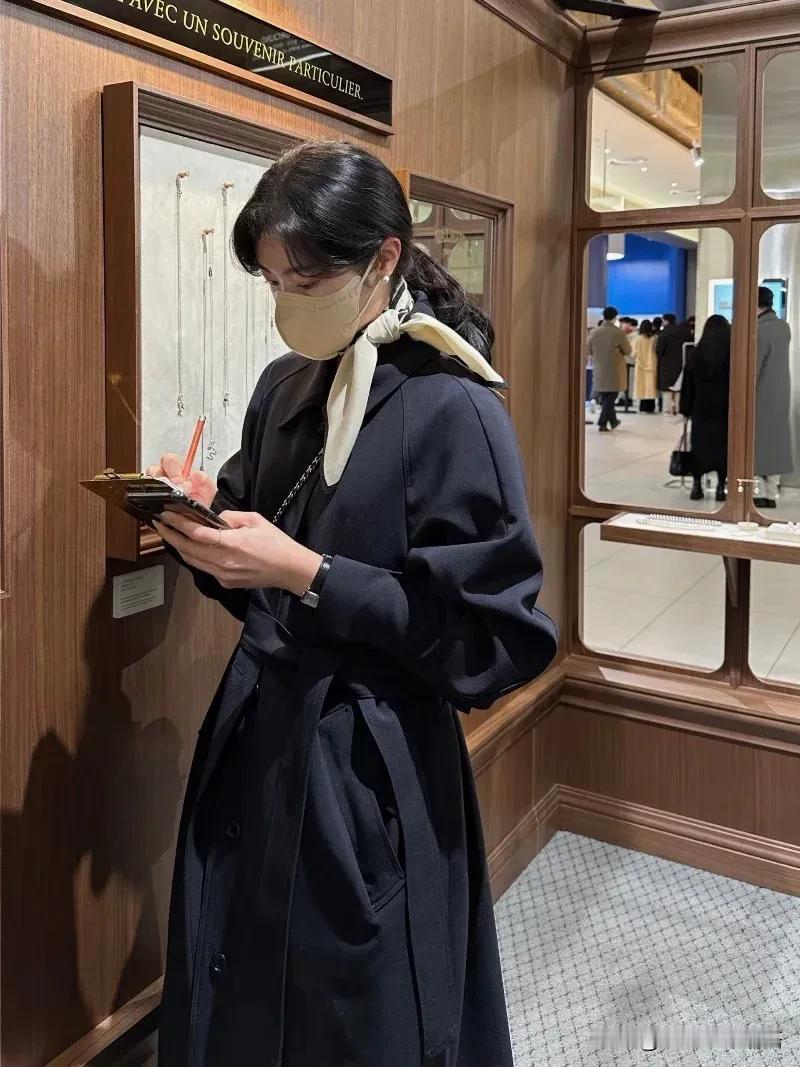 春季穿搭，喜欢这种松弛感满满又有气质的穿搭。
#Fashion潮搭# #早春绝穿