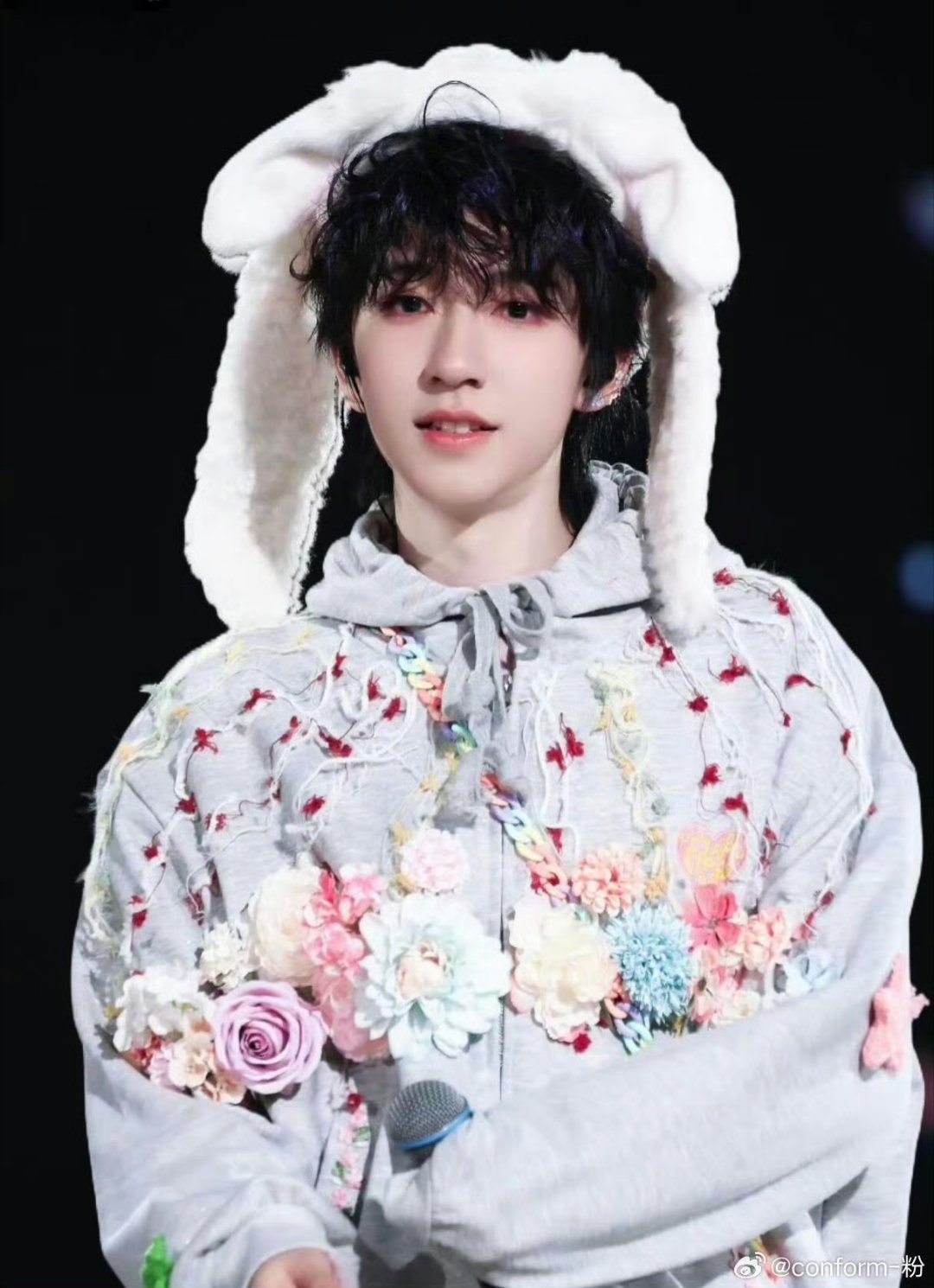 贺峻霖模仿哈哈曹 谁还没被贺峻霖的模仿圈粉！复刻哈哈曹名场面超到位，魔性转音配灵