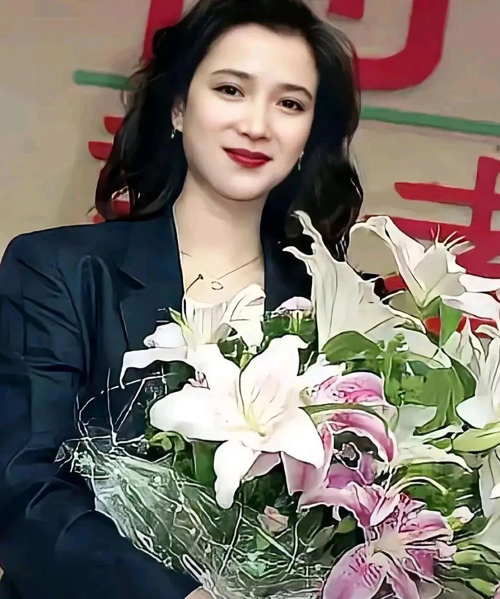 何晴的朋友徐松子，

真是说出了大实话！
别被何晴的温柔长相骗了！
她才是骨子里