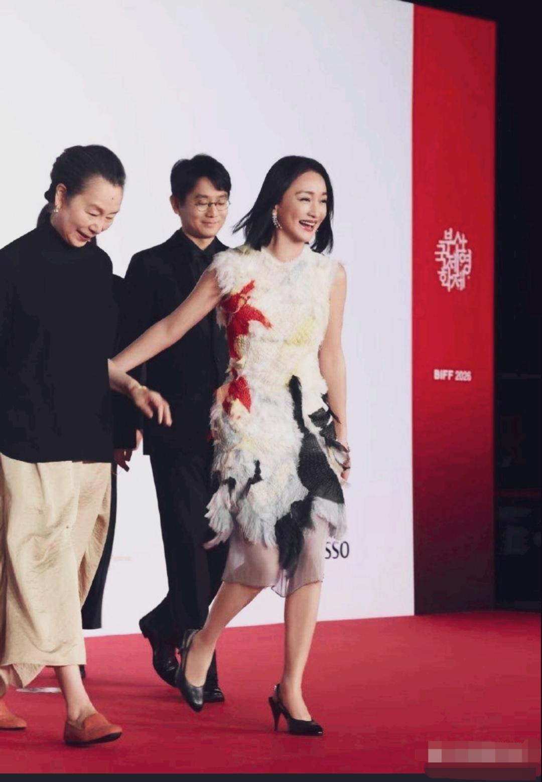 釜山电影节周迅牵手奚美娟红毯亮相，周迅脸颊圆润饱满，笑起来更是灵动可爱。
奚美娟