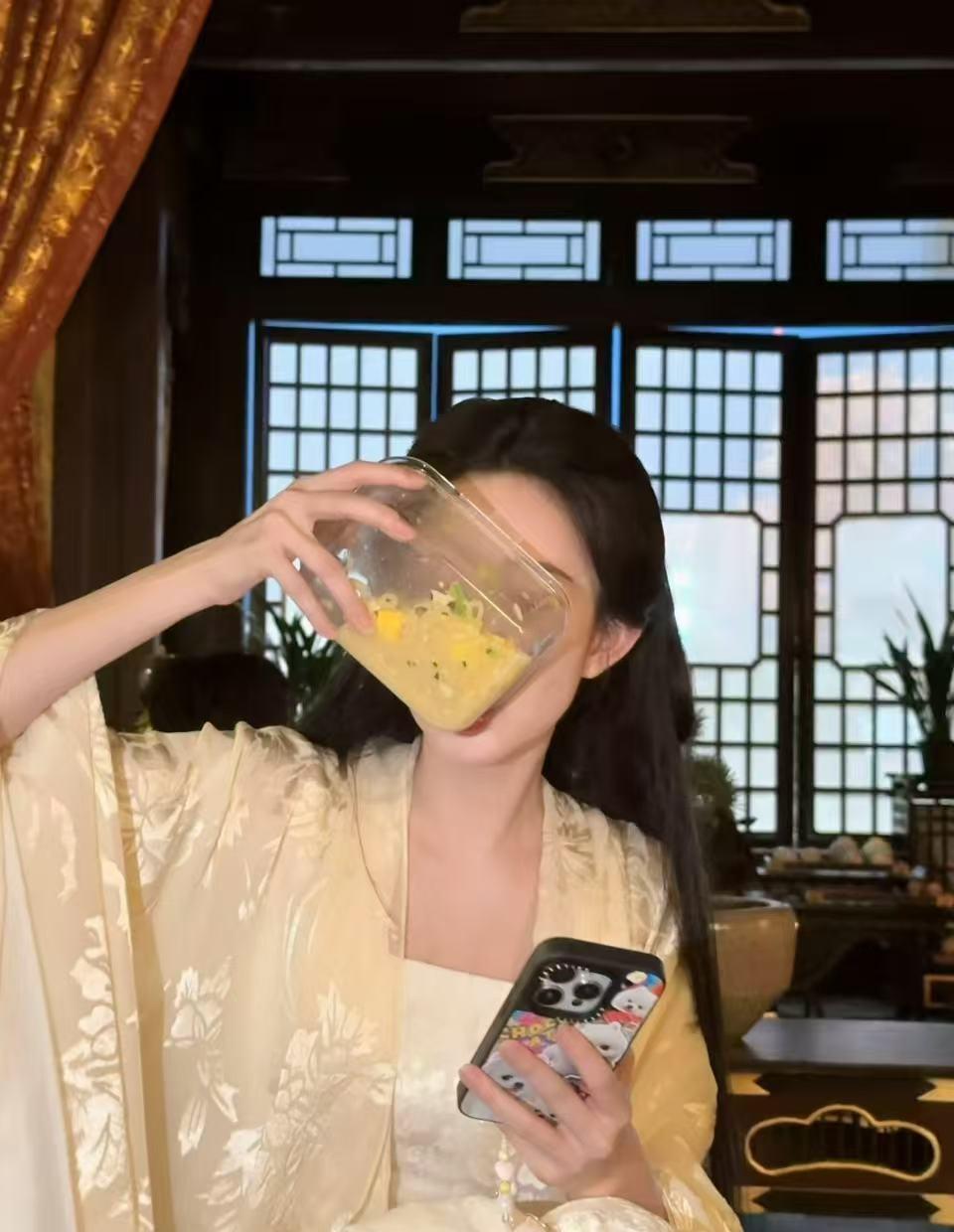 孟姐就这样萌萌的随性 ​​​