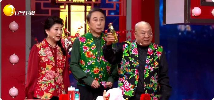 冯巩喝了一瓶醋  原本以为冯巩老师会带来一段精彩的相声，没想到他直接用一瓶醋给我