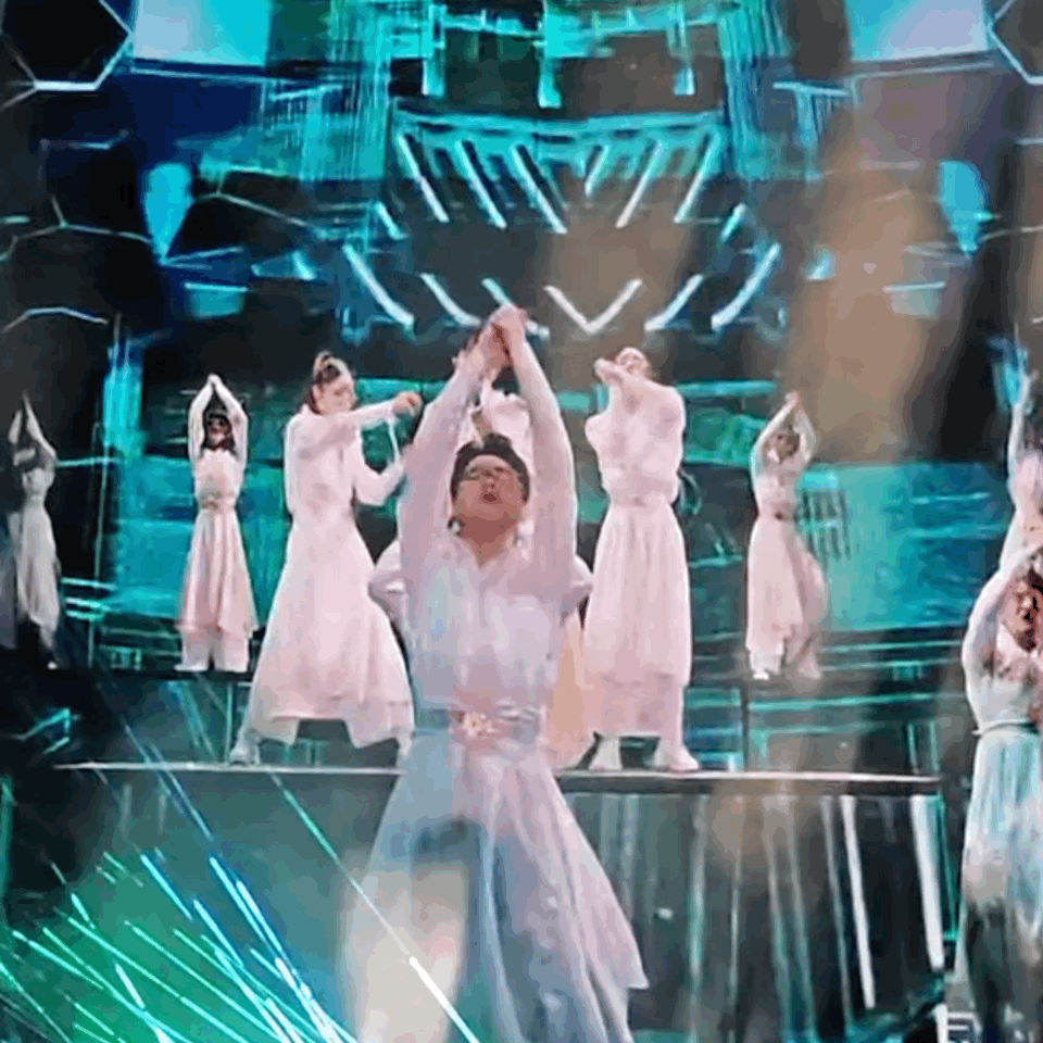 哈哈哈哈哈哈哈哈哈哈哈哈哈哈哈哈哈谁知道我对这这两张动图笑了多久！！！！！周深老