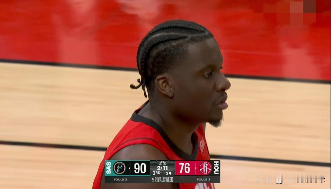 火箭老将卡佩拉的调整能力真是太强了！在今天火箭主场以111：106击败马刺的比赛