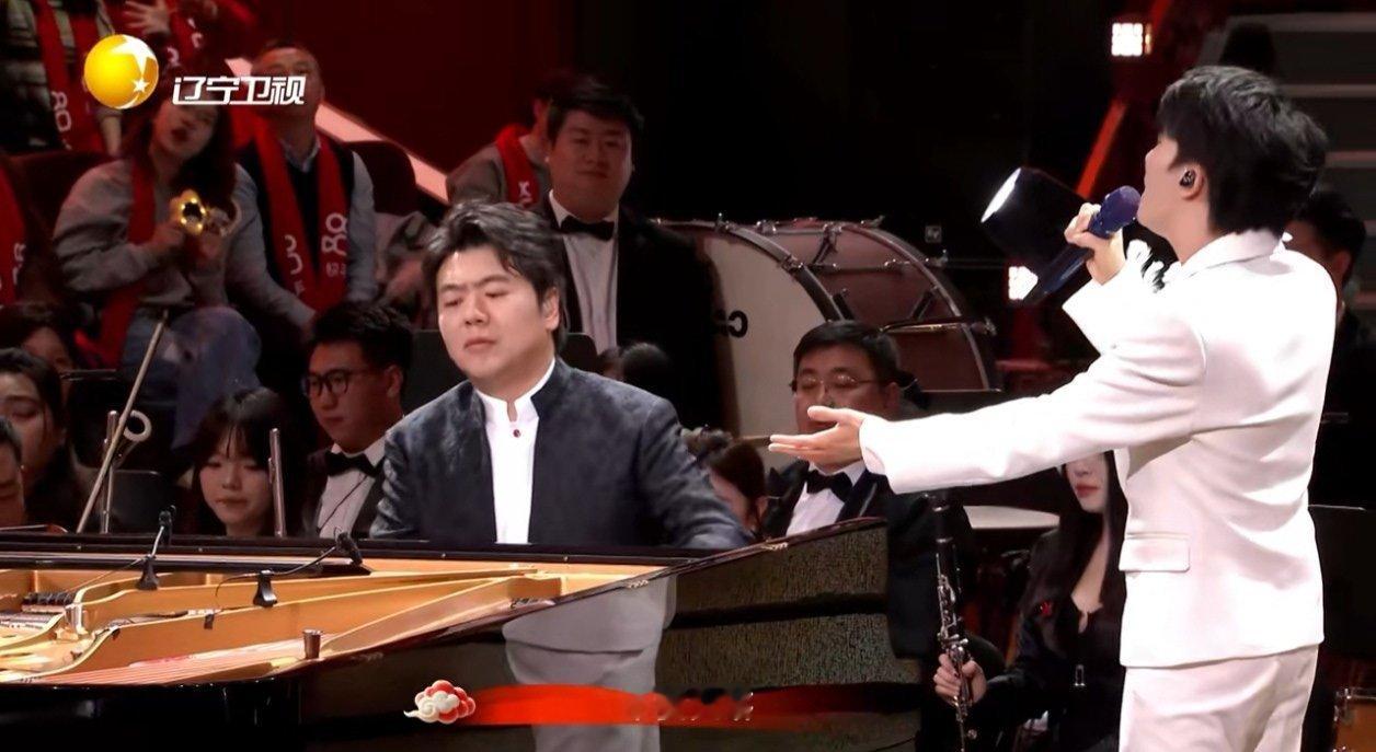 郎朗周深神仙合作，舞台漂移设计太惊艳了！周深郎朗是对我耳朵最好的人辽宁春晚