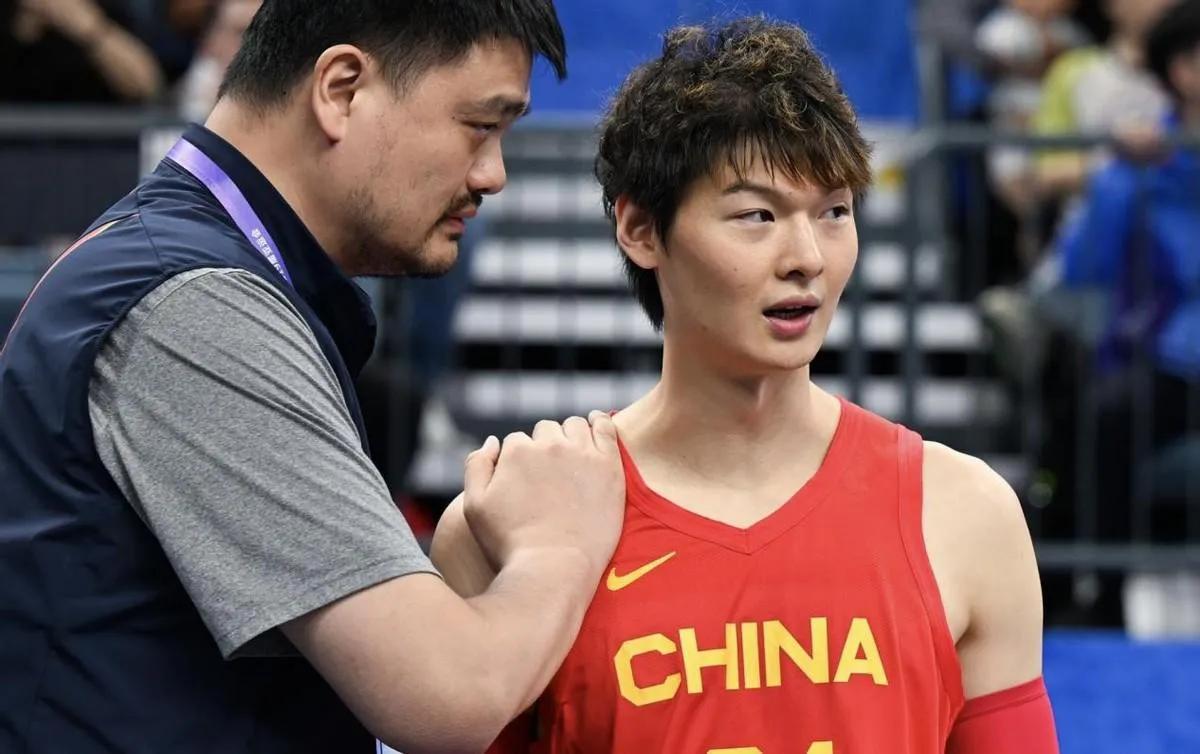 北京时间6月15日，中国男篮公布集训大名单，周琦、张镇麟，余嘉豪入选，郭艾伦、赵