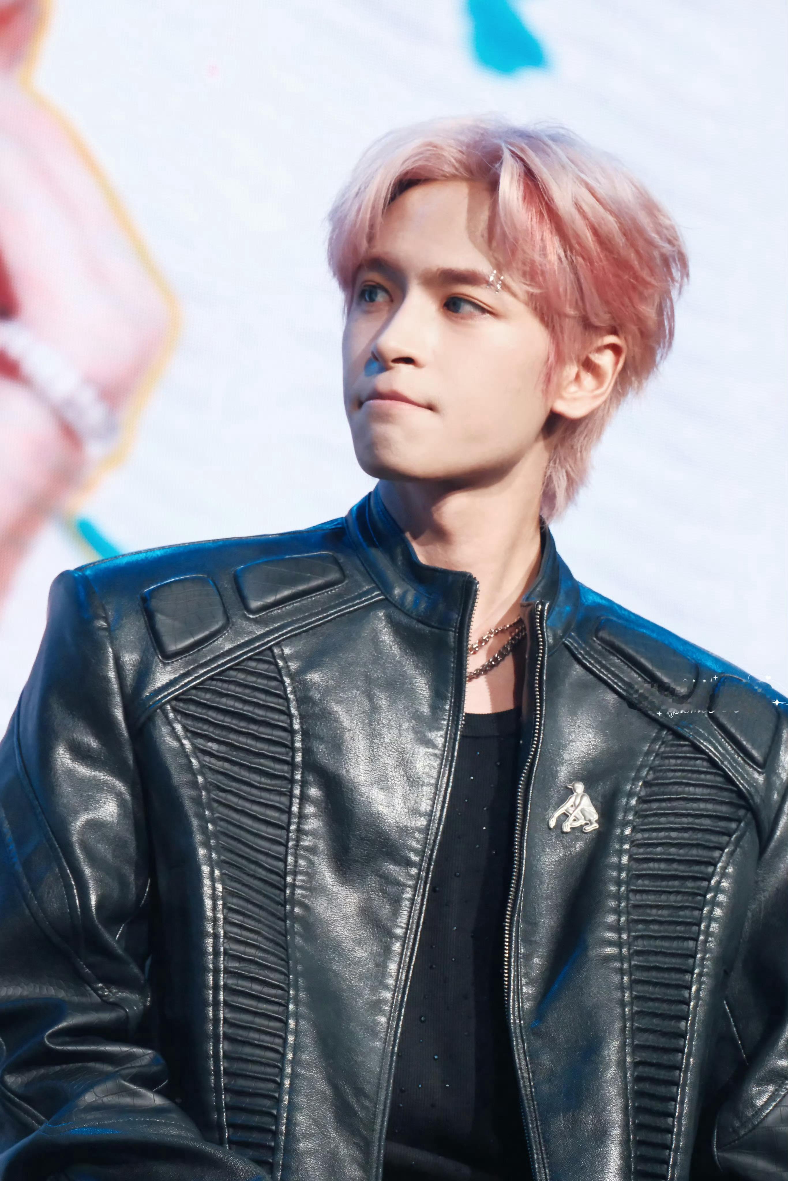 弭金这个生日会颜值造型全程在线，气场超足，舞蹈和声乐一看就是用心练习了的，应该给