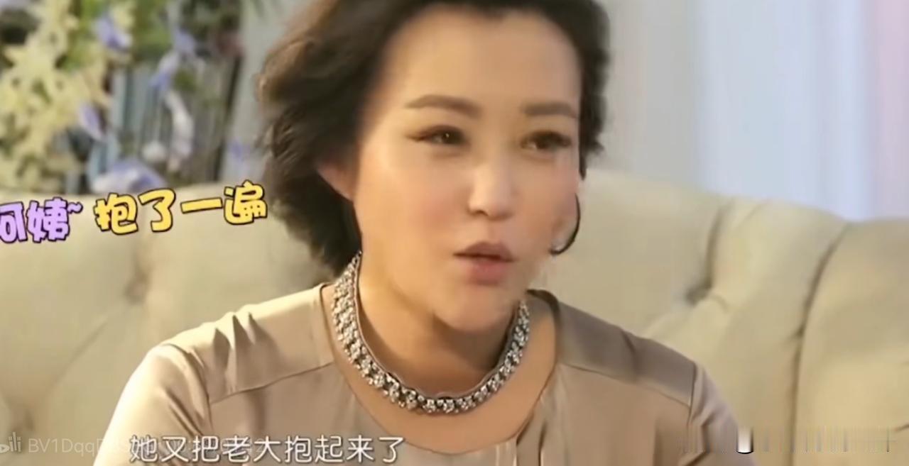 郝蕾说：“我月子里的时候月嫂特别疲劳特别困，晚上起来喂奶的时候，把老大喂完了又把