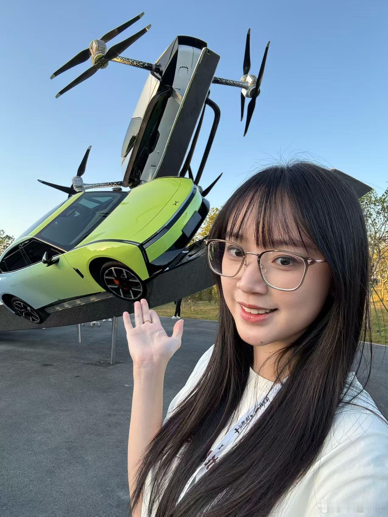 小鹏 11 周年庆的氛围直接拿捏我了！大集市＋草坪音乐节，超级热闹，超级好逛。现