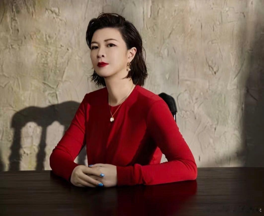 韩国偶遇杜华 杜华韩国会议路透！网友偶遇合照状态在线，商务气场拉满，这会议含金量