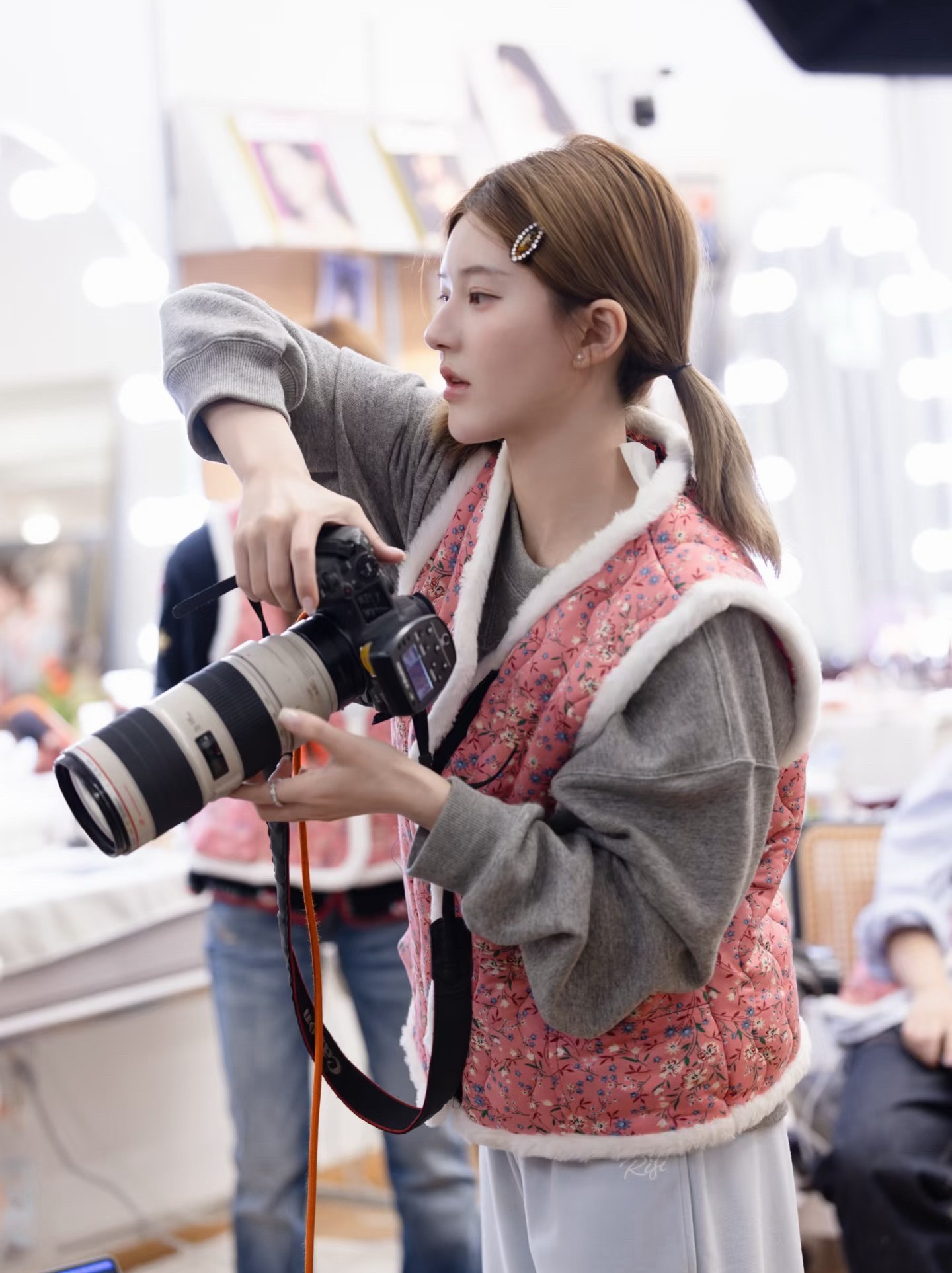 没有技巧纯靠五官硬美，站在那就出片，谁懂露思拿相机这几张，真的特别漂亮