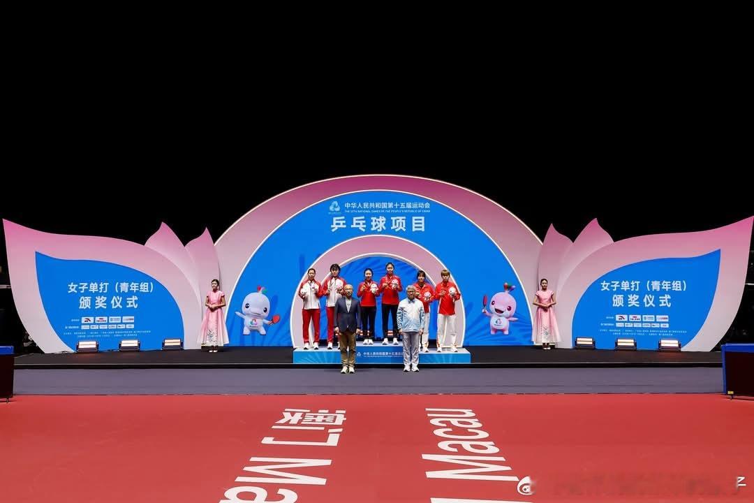 2025年第十五届全运会青年组男、女单打项目颁奖仪式图集📷男单冠军🥇：温瑞博