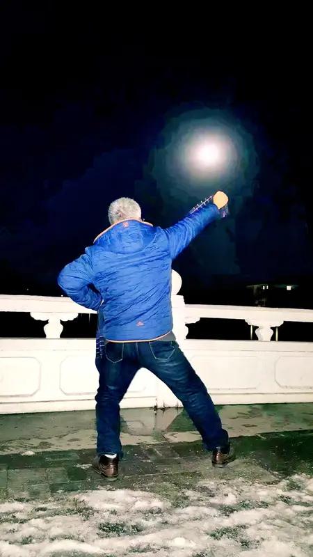 ，就喜欢上了电视剧中的打戏，后来又看了射雕英雄《射雕英雄传》、《陈真》等，那时候