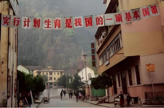 中国终止跨国收养引热议！曾送养数万幼童，背后原因引关注......
 
过去在独