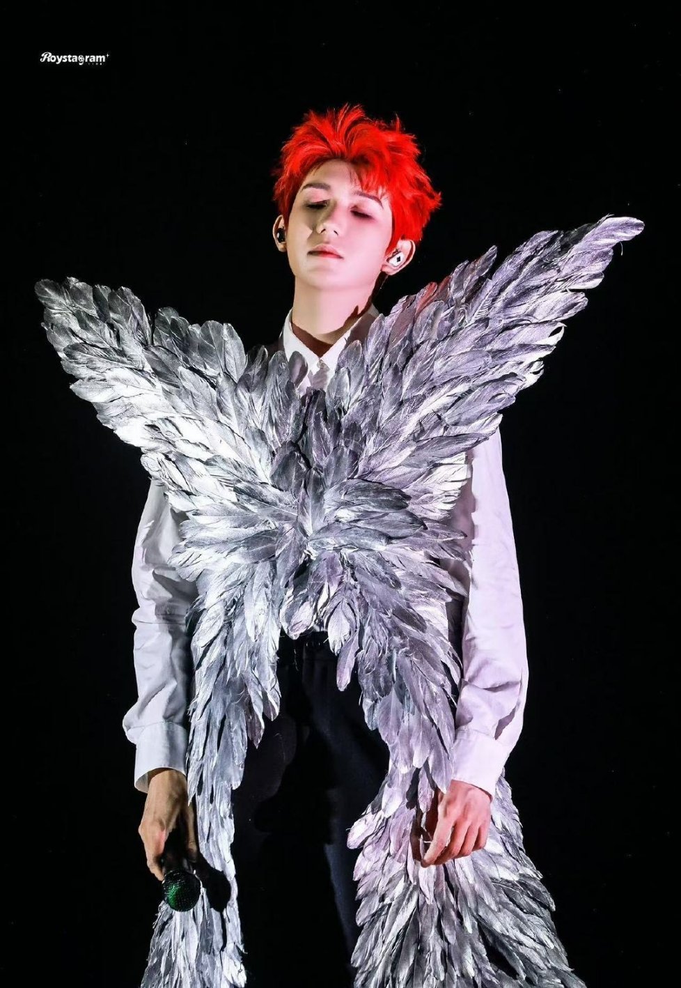 王源红发造型是不是还挺帅的？ ​​​