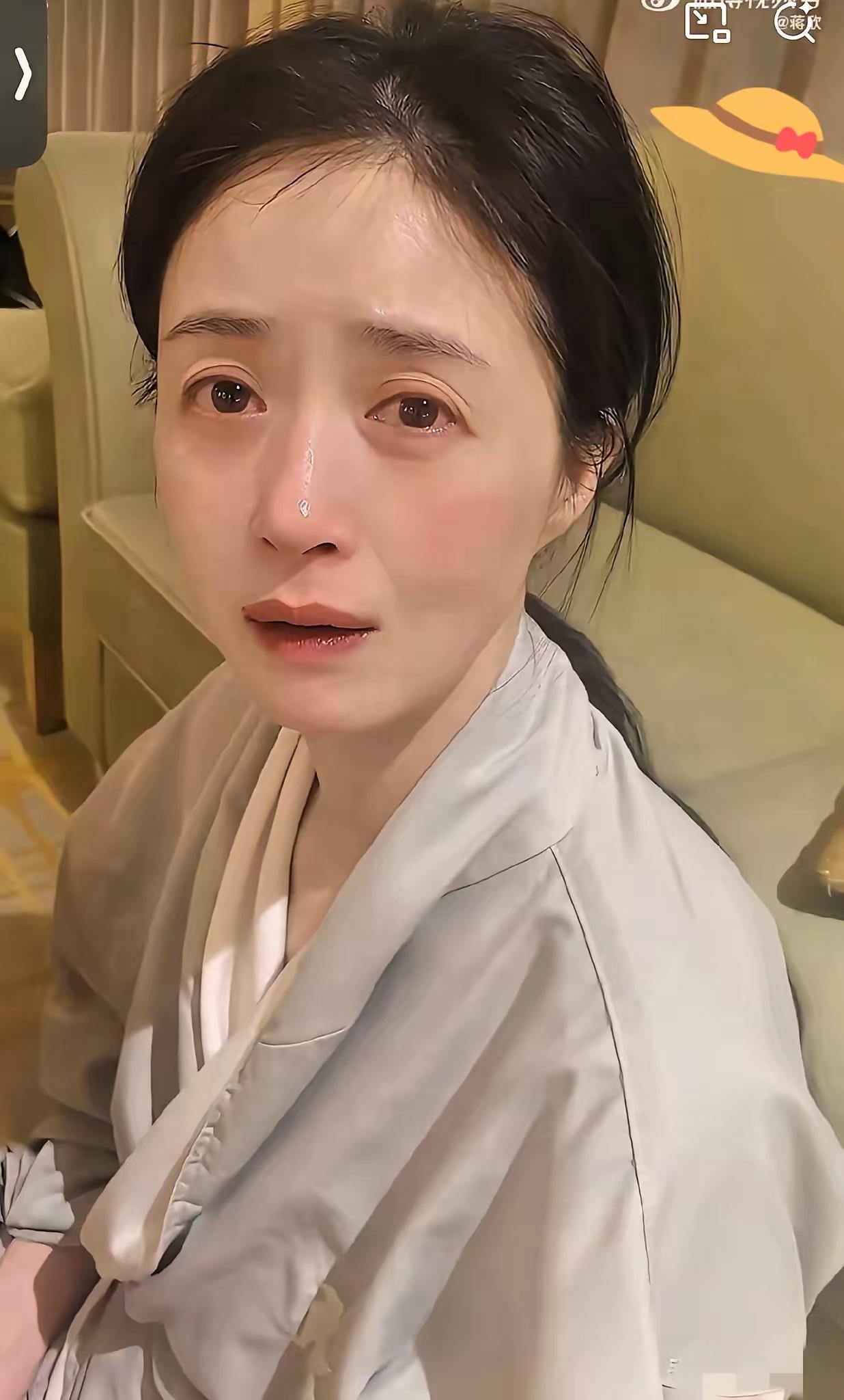 看把蒋欣哭的，多招人疼啊！想知道她为啥哭吗？说出来你可别笑，饿哭的，为了减肥，活