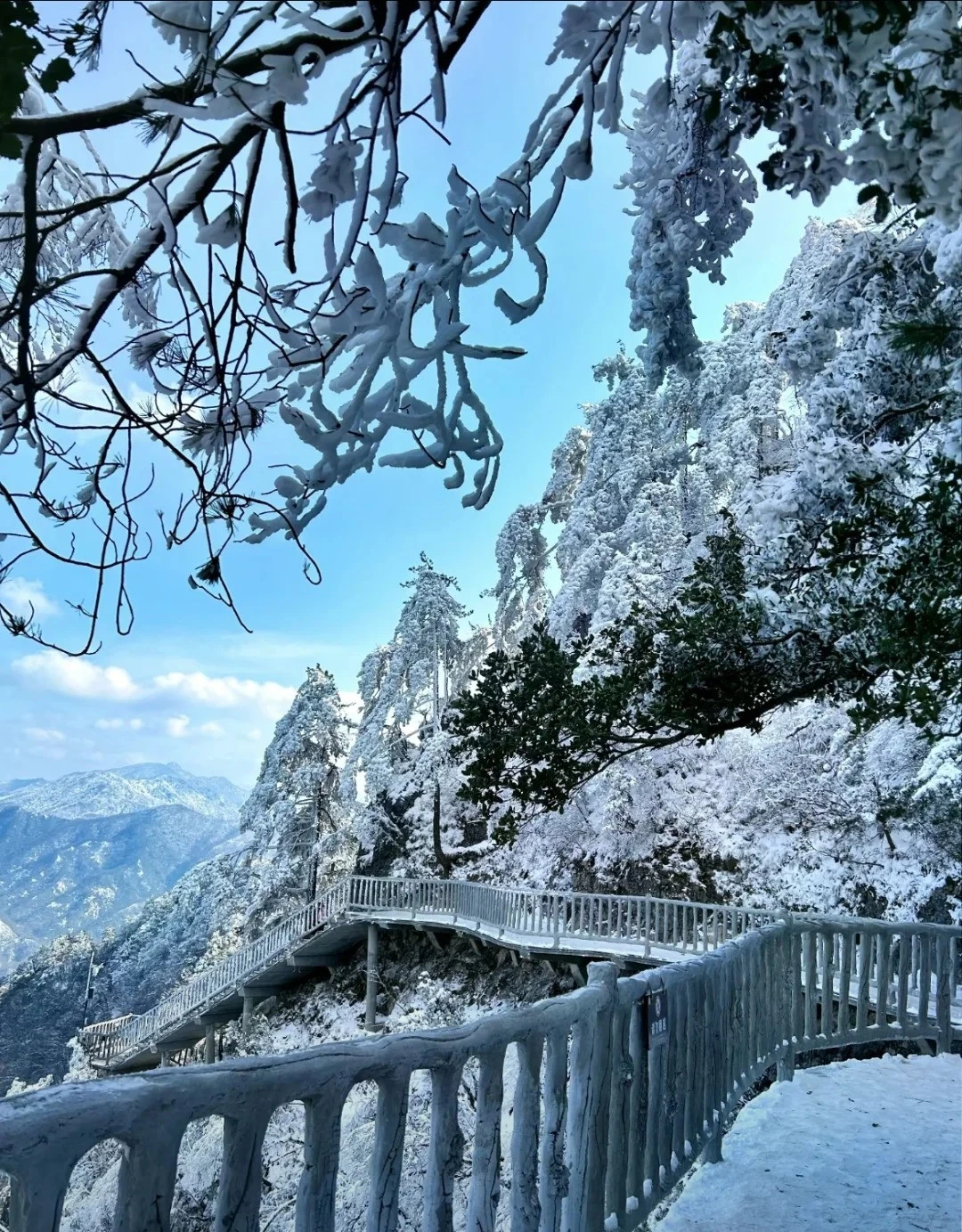 别去哈尔滨冰雪大世界人挤人，这里的冰雪景观更震撼！最适合自由行的冬日乐园这个好消