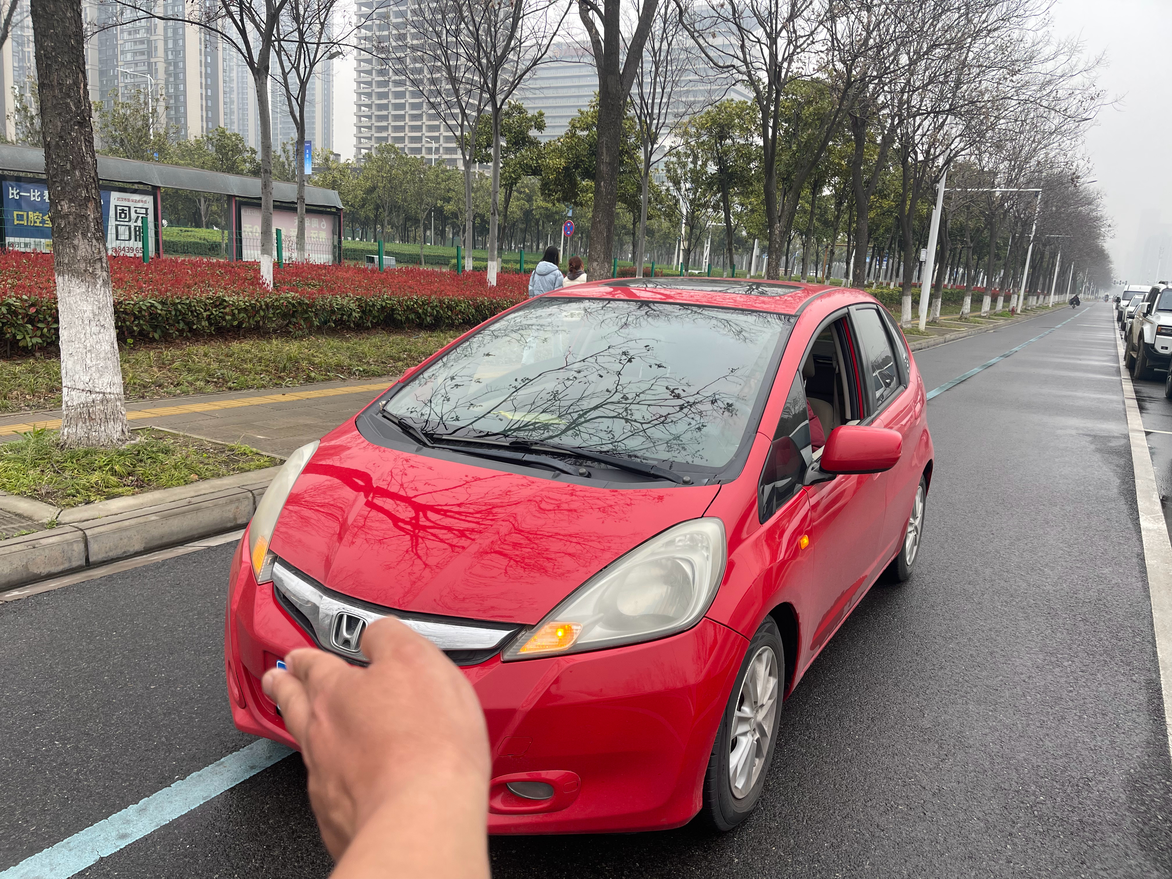 本田工厂门口  2012年上路二代飞度 1.5L手动真的很帅 太喜欢了本田飞度 