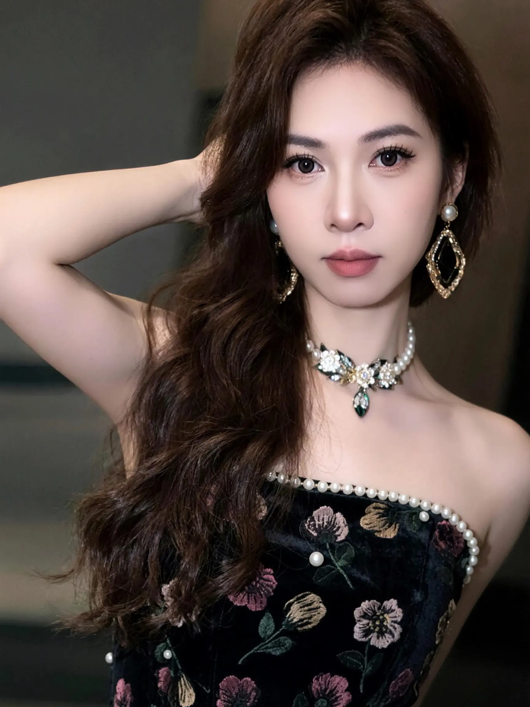 美出高级感 高颜值美女 黑色抹胸礼裙造型 极品气质美女 优雅露肩礼服造型