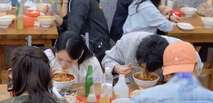 孙丞潇来美食综艺更新金莎私厨菜单 家乡美食大赛嘉宾阵容 家乡美食大赛看点十足，孙