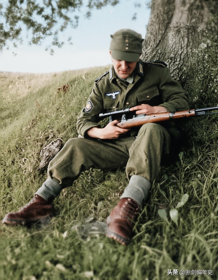 德军狙击手。从“雪绒花”臂章可以看出，这是一名山地猎兵（Gebirgsjäger