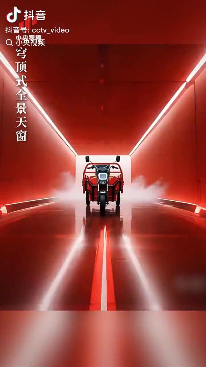 穹顶式全景天窗，三百六十度无死角环视，搭载超静音澎湃动力引擎，黄金比例转向弯把，