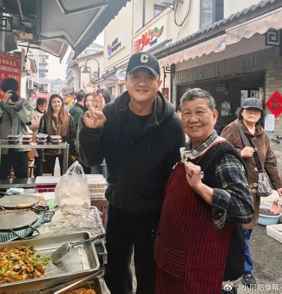 54岁李亚鹏现身杭州逛美食街，引来路人围观，虽离开影视多年，人气却依然很旺，他打