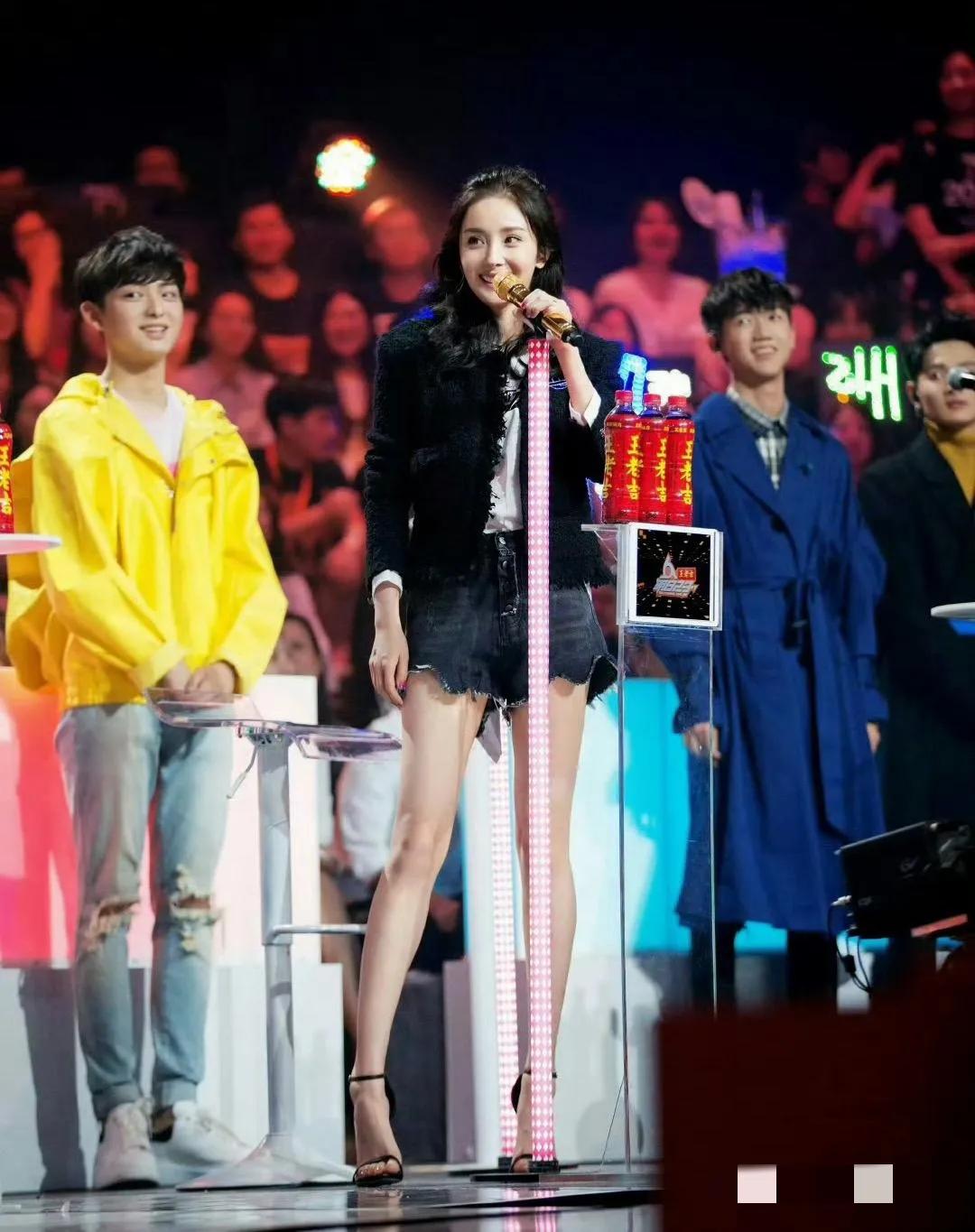 这么漂亮的大长腿！我要是选手，我可没心思比赛了！杨幂的腿，比她人都漂亮！说她不好