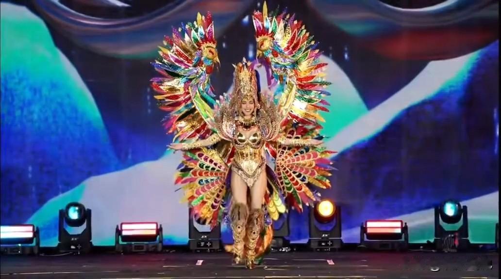 马拉瑙萨里马诺克族服饰亮相菲律宾小姐时尚舞台！
2025年菲律宾小姐切尔西·费尔