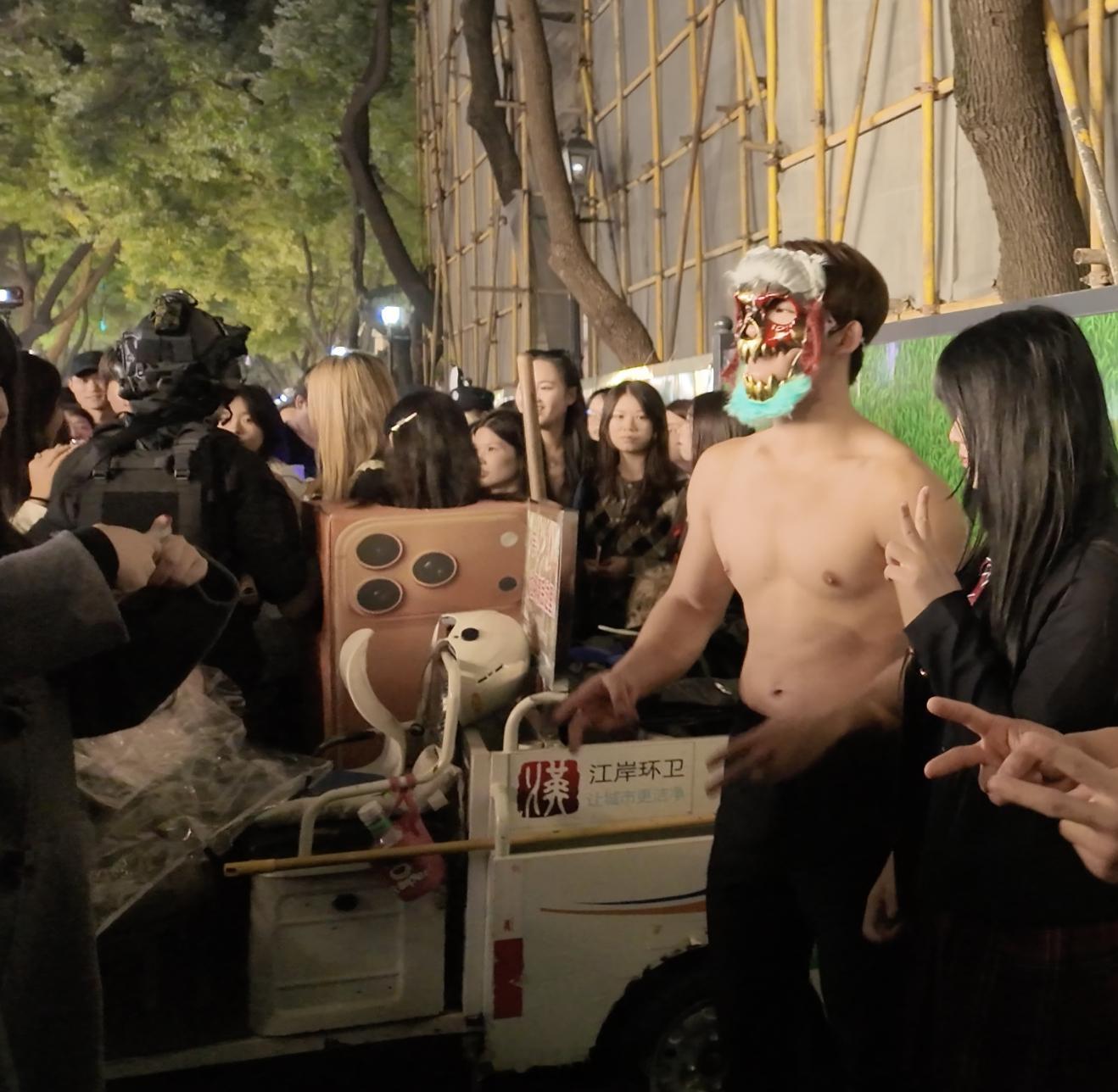 整理素材才发现还有人Cos了iPhone17 Pro的星宇橙，太抽象了[喵喵] 