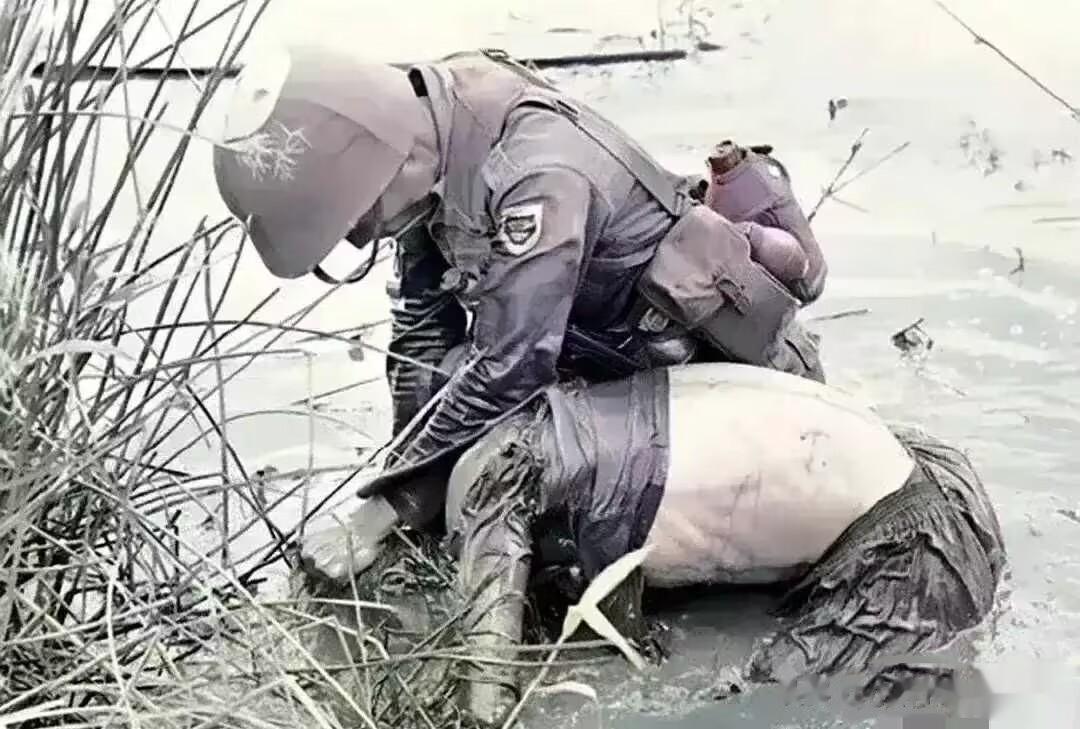 1970年，越南战争时期，一名美军正对抓获的越南士兵严刑逼供，美军将其摁到河水之