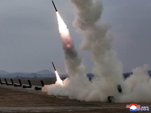 朝鲜本周连续三天密集测试了集束弹头导弹、电磁武器及碳纤维炸弹。分析指出，平壤正借