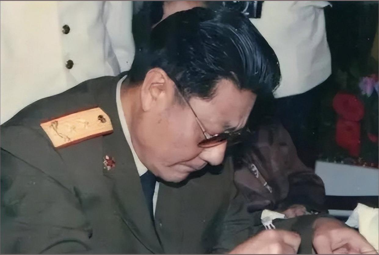 1948年，16岁国民党兵被俘，哭着想回家，一个解放军连长却拦下他：你留下，40