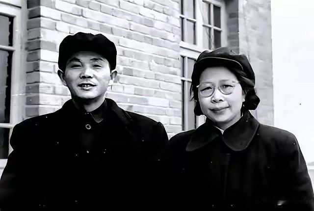 1982年，开国红色书法家执意离婚！四十年延安情缘，终落得各自安好
 
​​19