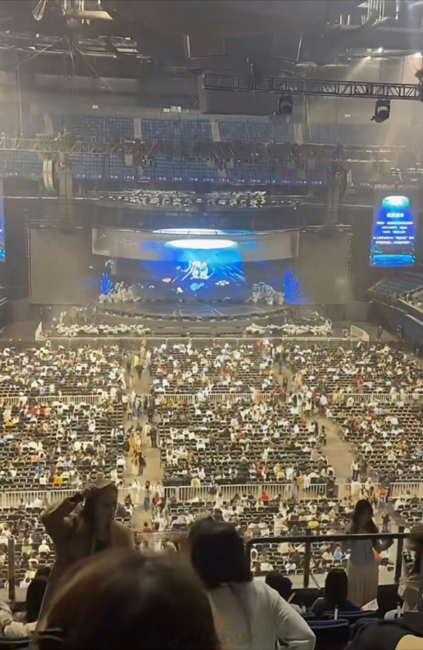 梓渝首场演唱会内场图🈶️，这人气什么水平？ 
