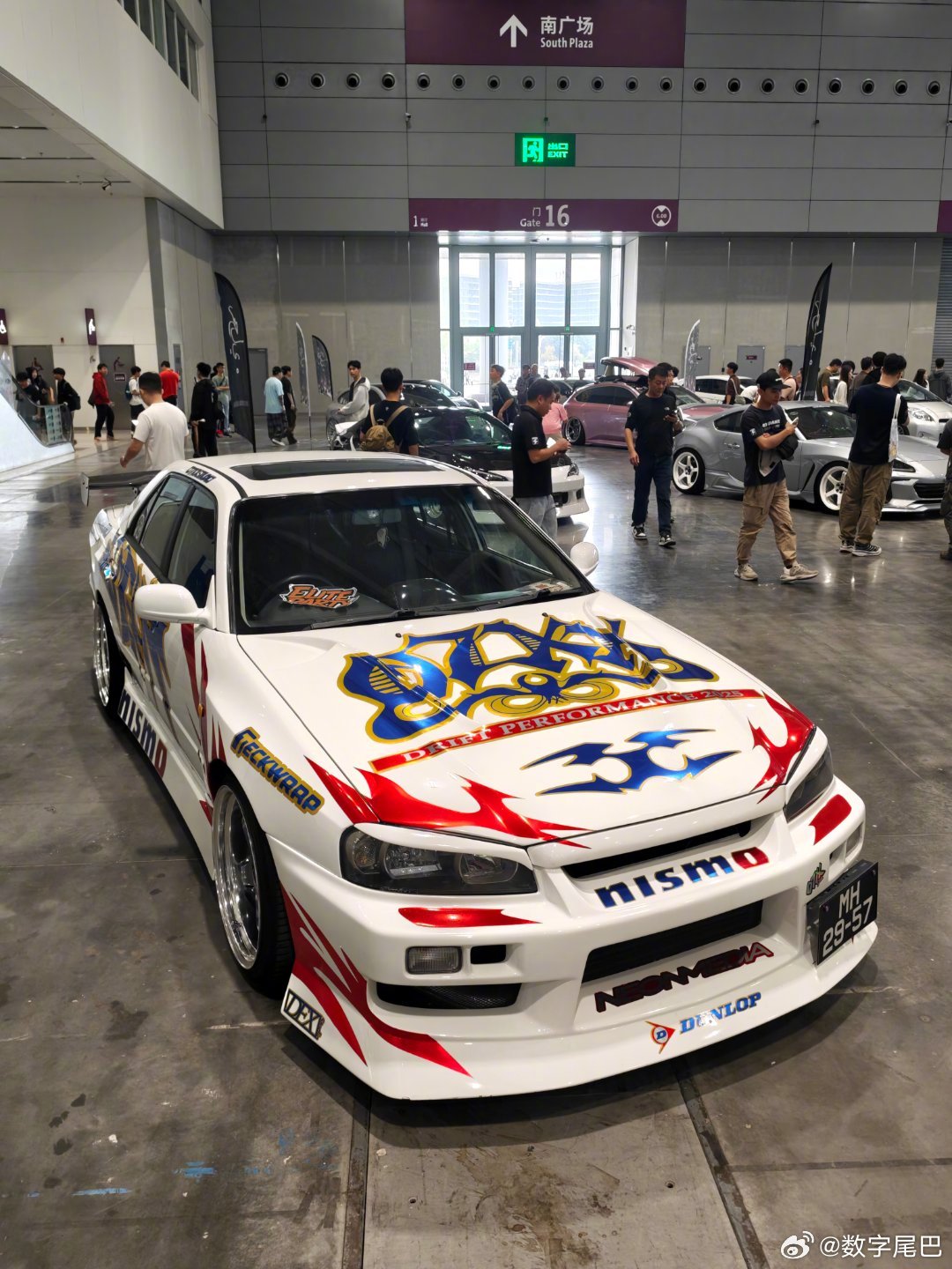 来逛改装车展了  有没有偶遇的今年车型比较少 还有很多去年出现过的高热度车型有能