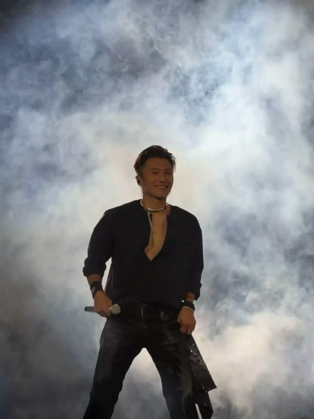 我眼睛都没离开过谢霆锋的胸肌 谢霆锋这身材管理太强了，胸肌线条紧致得过分，深圳场