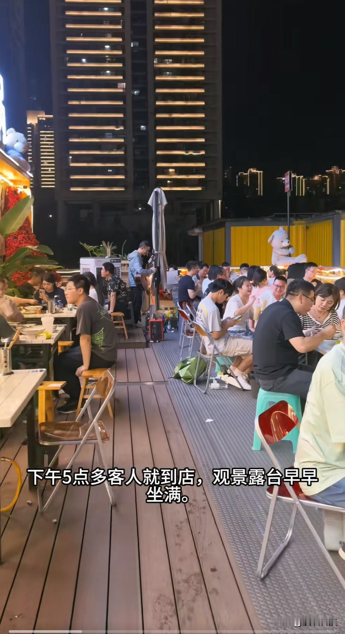 张雪带火重庆一锅店，商家发文感谢，张雪留言：要想好如何持续。

5月17日，张雪