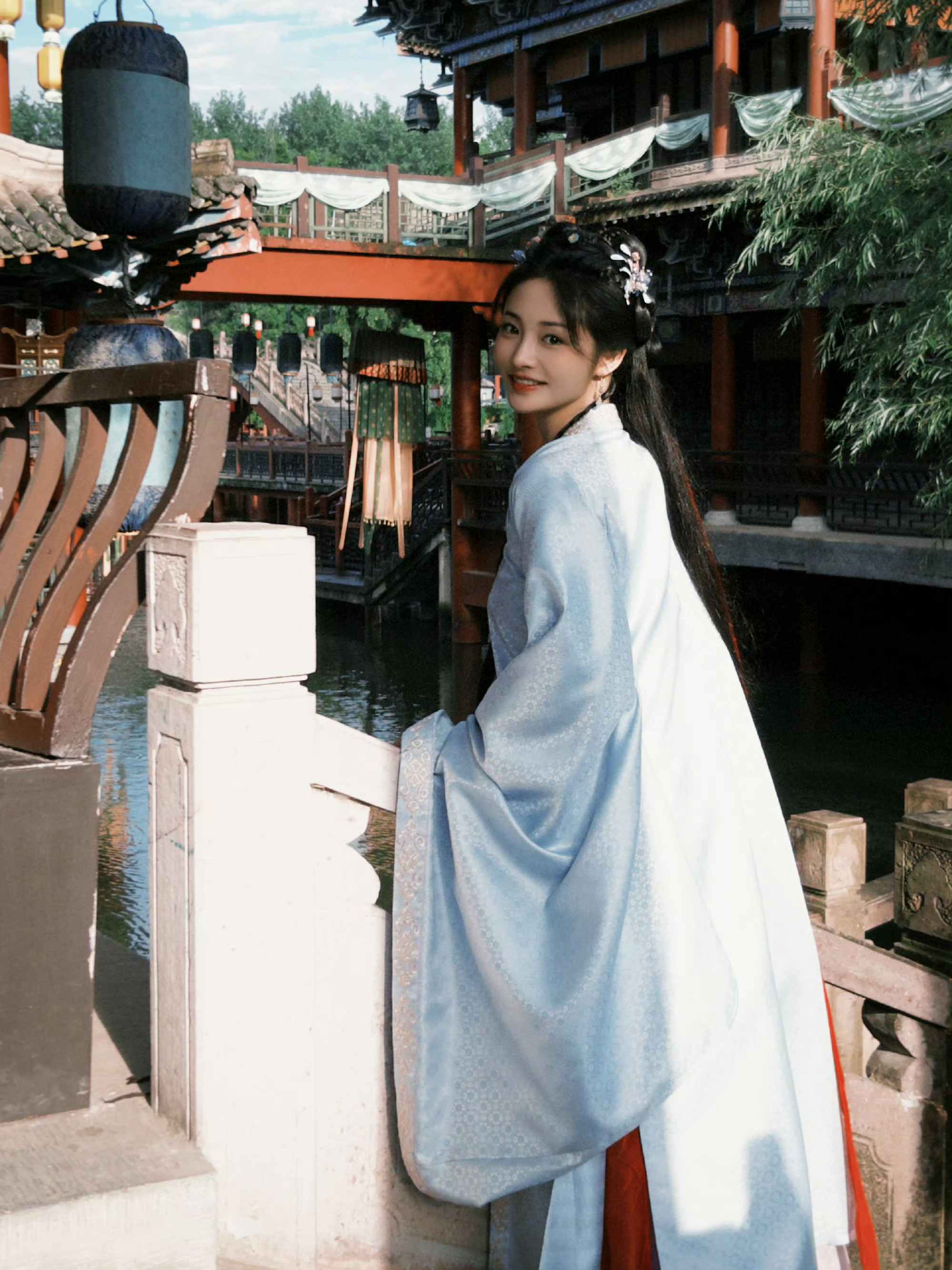 周洁琼替楚锦疯狂道歉中～看在我们琼儿的面子上大家原谅阿锦吧[悲伤][悲伤] ​​