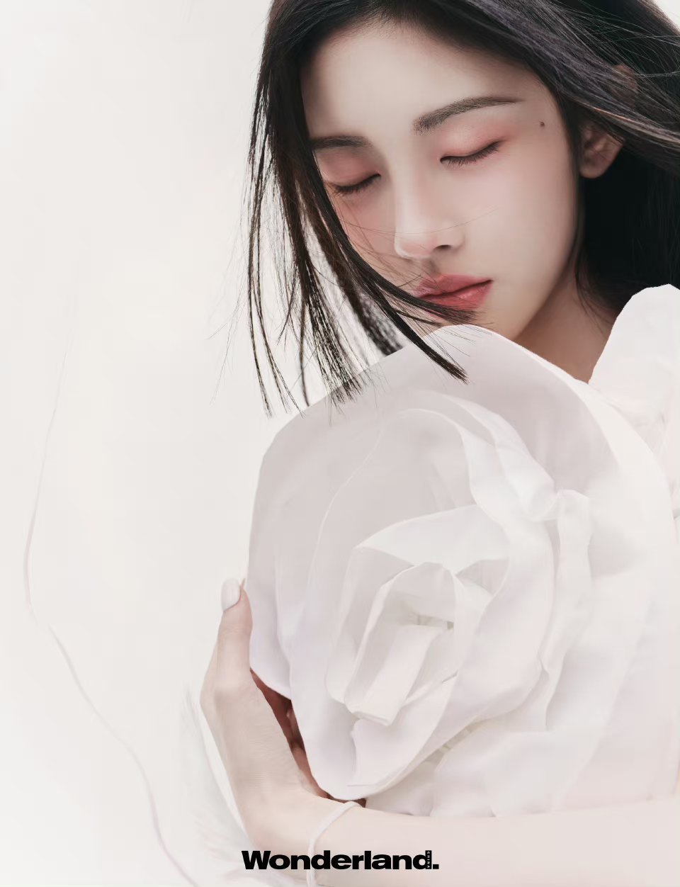 #鞠婧祎封面杂志预售#鞠婧祎这几套造型都好好看[送花花]意义非凡的一次封面，恭喜