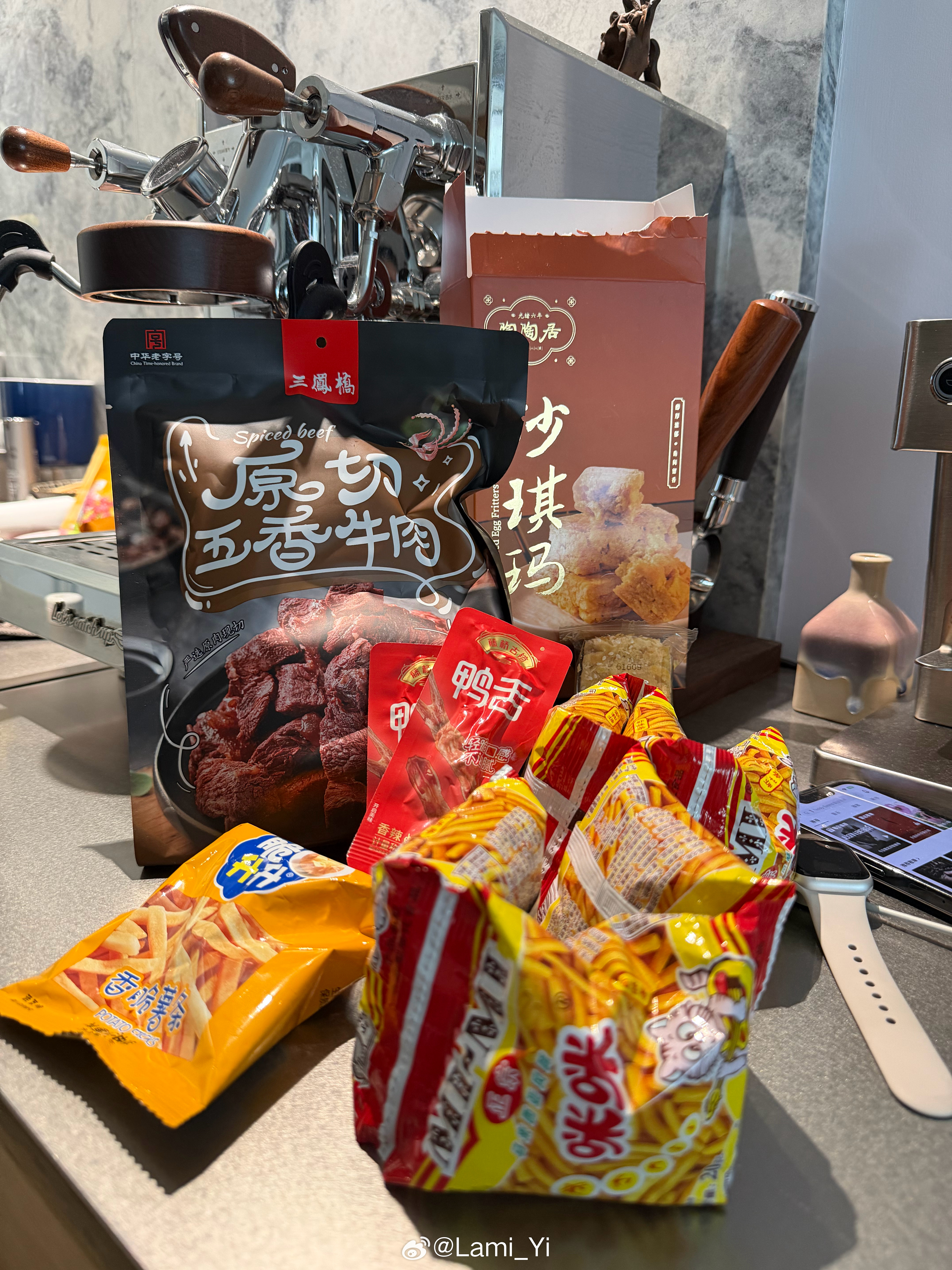 在家不胖很难吧昨天一日三餐正常吃完后，两杯咖啡，两个沙琪玛，两个莲雾，10小包辣