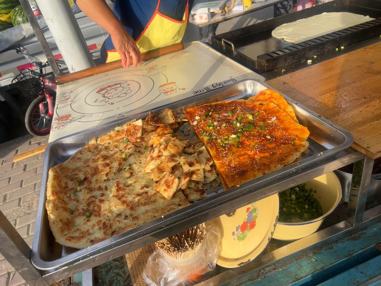 今天晚上的饭就是从保利领秀山福源农贸市场回来的时候买了两斤酱香饼，作为晚饭饼已经
