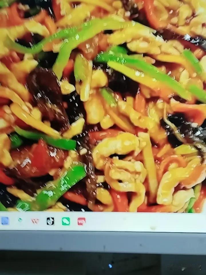 鱼香肉丝真是把“五味调和谓之道”体现得淋漓尽致。它名字带“鱼”却无鱼，靠泡椒、姜