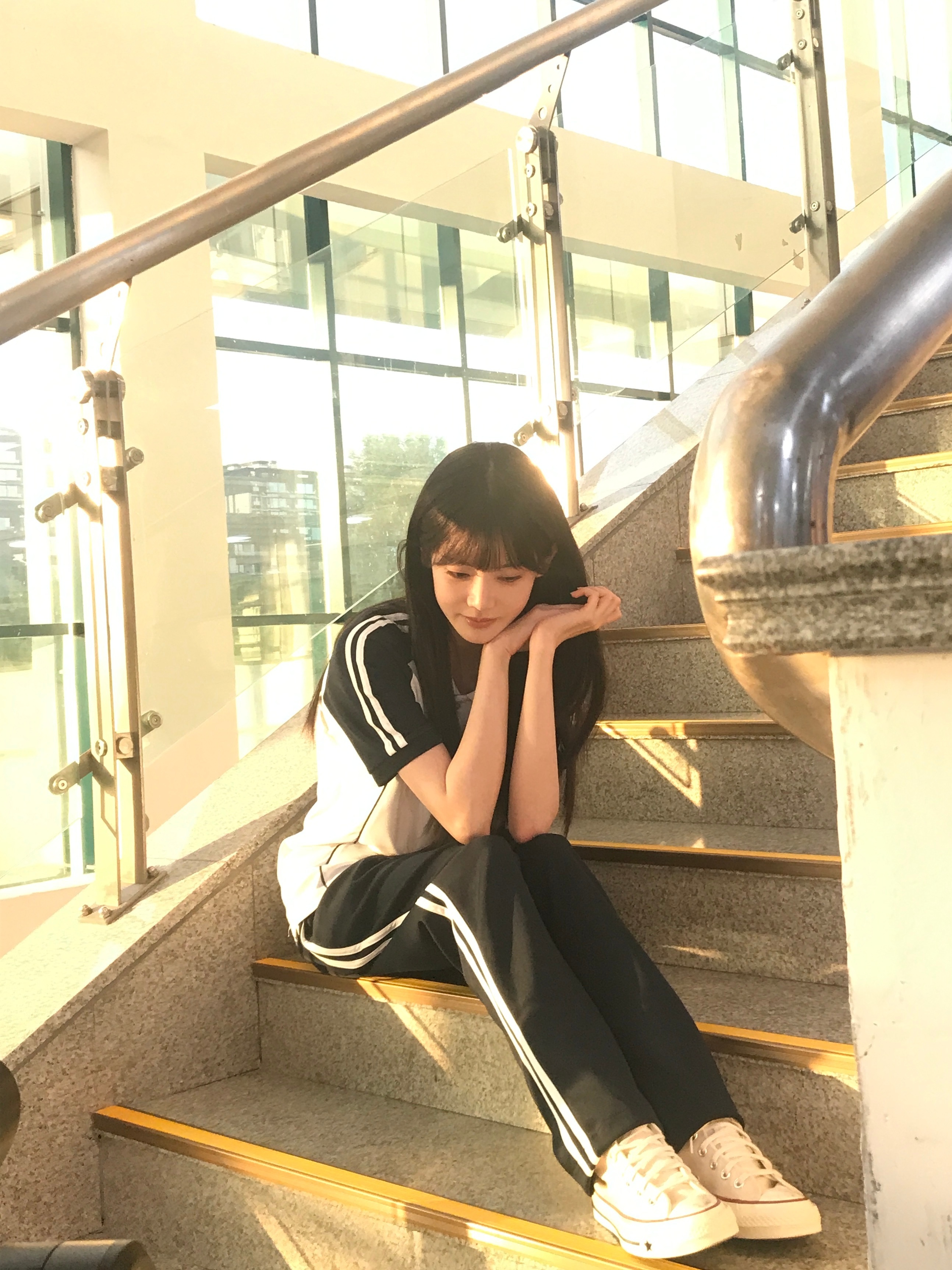 以为是内娱来新人了孙珍妮齐刘海校服自拍 哦莫，孙珍妮这组齐刘海校服照直接把我拉回