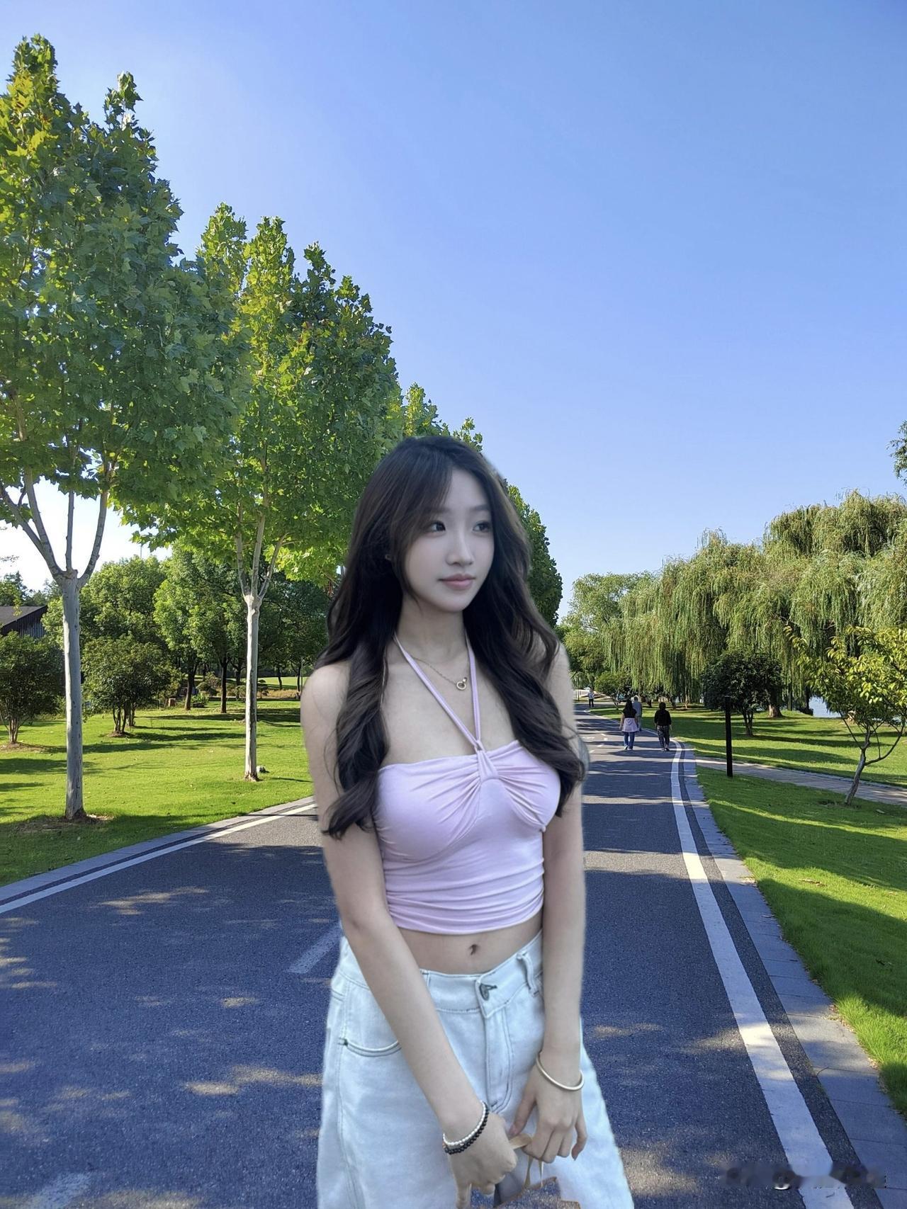 阳光明媚的公园散步，清新粉色上衣搭配白色牛仔裤，轻松自在的一天。🌞💕