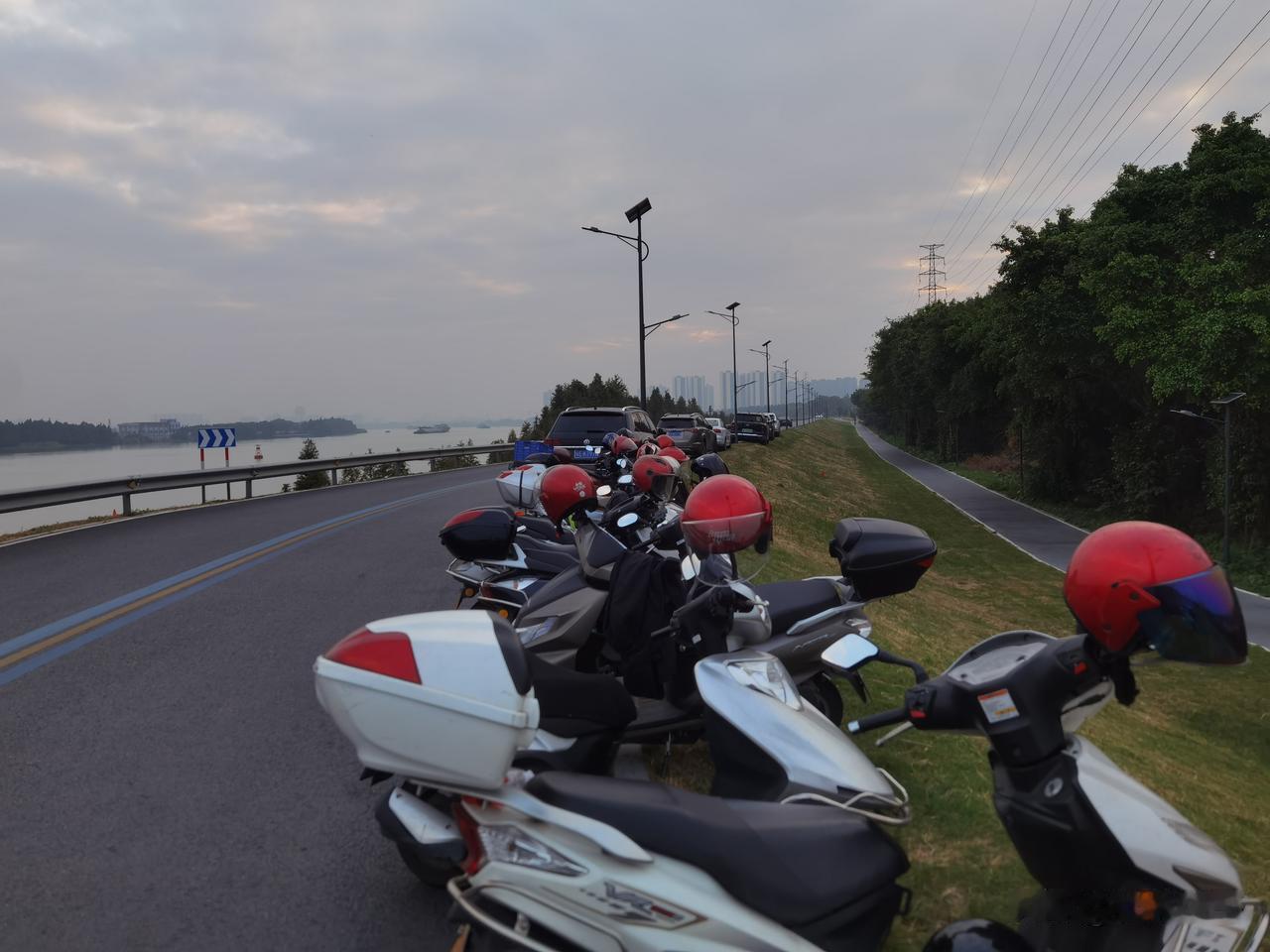 过几天就是小雪节气了，
去河里游泳的依然有不少泳者。
瞧这一路停放的车辆车牌就知