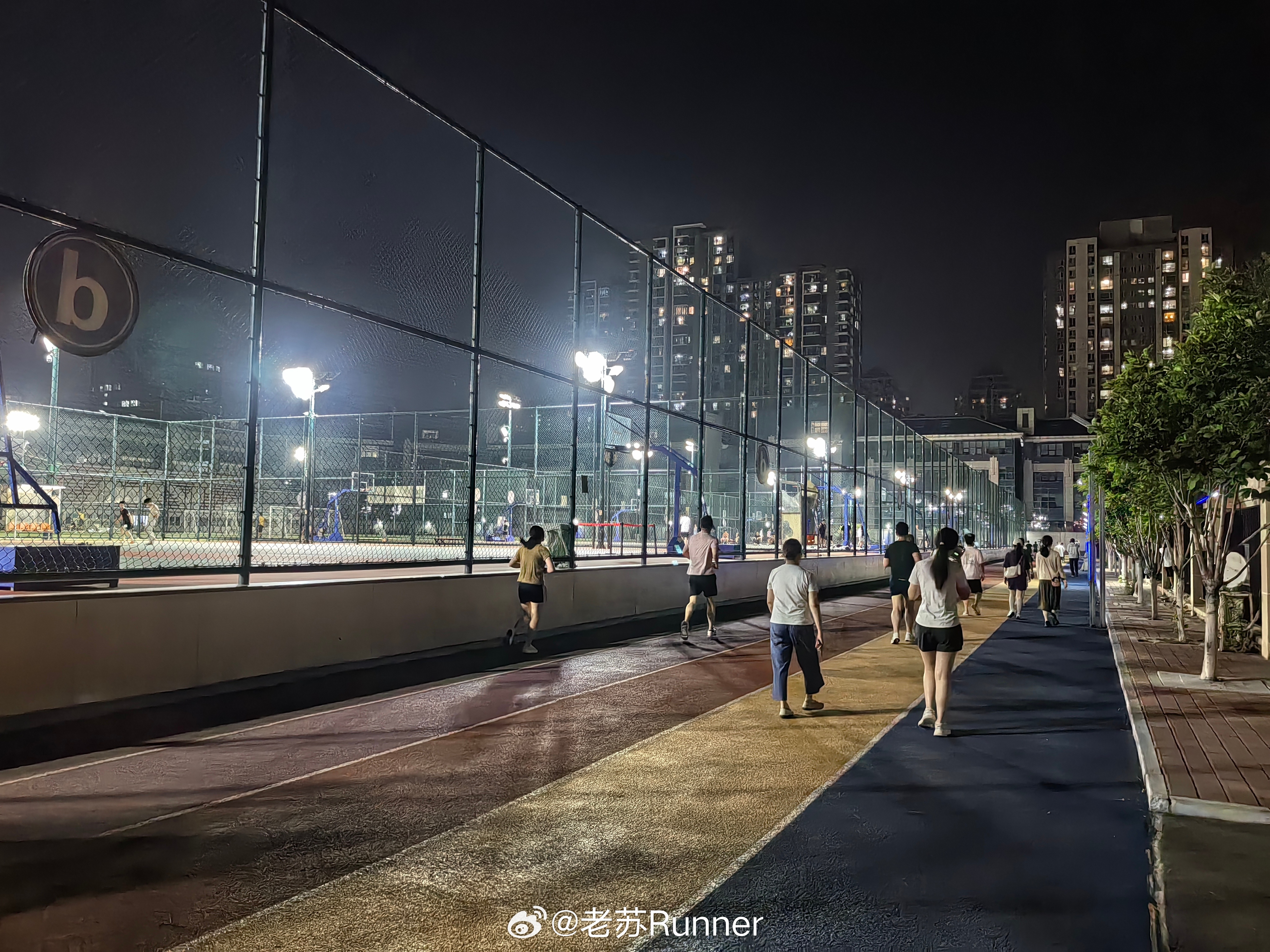 不建议大家一直活在网络世界这还用建议吗？每天的跑步，就是戒手机的时候，虽然跑步时